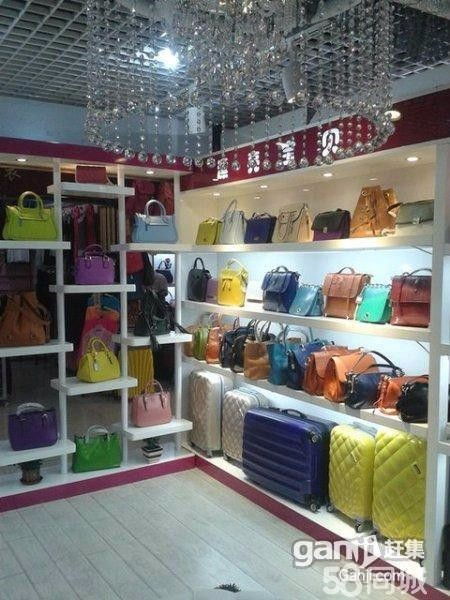 多宝阁展柜 从烤漆珠宝货架到服装鞋帽的多元陈列艺术